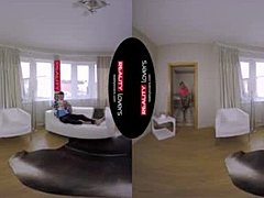 Adik tiri ramping dengan payudara kecil menjilat dan bercinta di VR