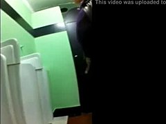 Amatör eşcinsel tuvalette solo seans yapıyor