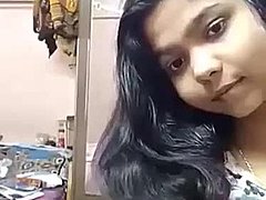 Μια χαριτωμένη 18χρονη επιδεικνύει το σώμα και τα βυζιά της μπροστά στην κάμερα