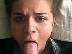 O tânără brunetă primeşte un penis masiv în gât