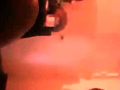 Veľký čierny penis dostane vlhkú a divokú ručnú robotu v videu SE DC