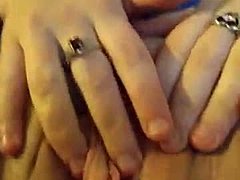 Nass und wild: Freunde spielen in einem Porno intim mit ihren Muschis