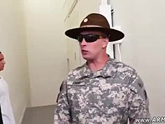 Geile militairen verkennen hun seksualiteit onder de douche