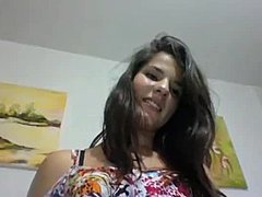 Novinha, Novinha0.com'da ateşli çıplak web kamerası gösterisi yapıyor
