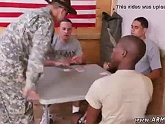 Militarii negri gay devin obraznici în acest videoclip gay solo