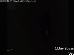 조이 스피어스는 뜨거운 트레인 포르노 비디오에 출연한다