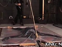 Femdomdominatrix binder sin slave og torturerer hans penis