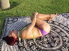 Богиня-МИЛФ демонстрирует свое тело в классе йоги