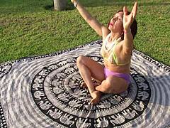 Deusa MILF mostra seu corpo esculpido em uma aula de yoga