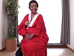 Japońska babcia Yuko Ogasawara pokazuje swoje umiejętności masażu i piersi
