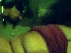 Черната красавица Шантис в любителско видео показва големи цици и добре оформена задница