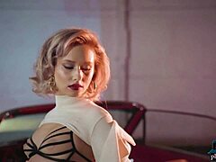 MILF Blonde Polina memamerkan pantat bulat besarnya dalam tarian erotis untuk Playboy dalam aksi yang boleh ditukar