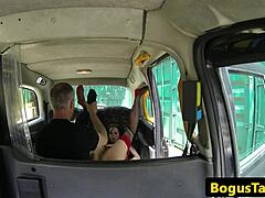 MILF amadora tem sua buceta apertada esticada por um taxista