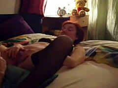 Зрелая женщина трахается в постели с молодым человеком