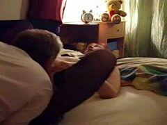 Une femme mature se fait baiser au lit par un homme plus jeune