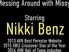 大奶熟女Nikki Benz在这个热门视频中享受着假阳具