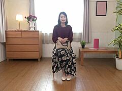 Nami Risha, Wanita Jepang Dewasa, Memberikan Handjob pada Fotografer