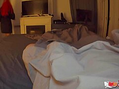 Seorang ibu tiri dan anak tiri melakukan sesi seks liar di dalam bilik tidur