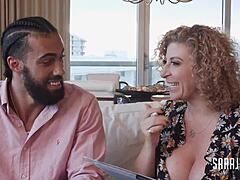 Heldige sukkerbaby James Angel giver Sara Jay et blowjob i denne MILF-pornovideo