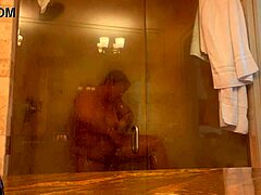 Herrin Danie genießt eine heiße Dusche im PCB