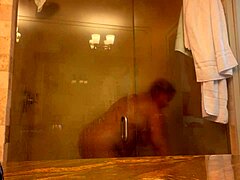 Meesteres Danie geniet van een hete douche in PCB