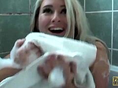 Zvodná blondínka s cukrom si necháva naplniť ústa spermou v BDSM scéne