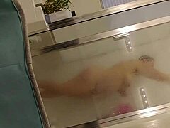 Ibu dewasa menikmati mandi air panas dengan kekasihnya
