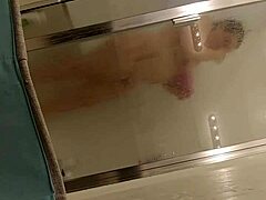 Zrelá mamička si užíva horúcu sprchu so svojím milencom