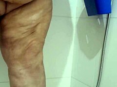 Adegan mandi MILF dengan payudara besar alami dan kaki seksi yang menggoda