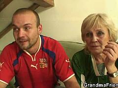 Blondinka babica postane divja po nogometni tekmi