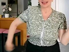 MariaOld, MILF dewasa, memperlihatkan payudaranya untukmu dalam video amatir ini