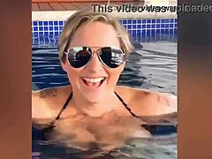 Une mère MILF devient coquine dans une baignoire sexy dans une vidéo HD