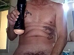 BDSM: זוג דו מיני מתנסה עם מקל מטאטא אנאלי