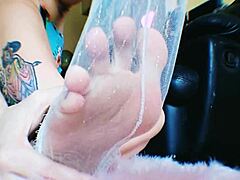 Adorando os pés de uma mulher tatuada cativante.