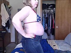 Tjock tjej i heta underkläder visar upp sin kropp på webbkamera