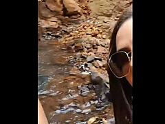 Пэти и Джонни с большой грудью катаются на водопаде в HD-видео