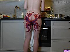 Zrelá mama s tetovaním chobotnice na zadku varí večeru a ignoruje ťa