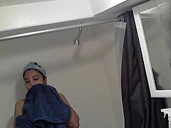 Sesi mandi ibu rumah tangga India tertangkap kamera tersembunyi