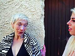 Brunette MILF Malvinas små bryster på fuld skærm i denne video