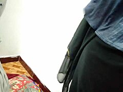 Pelayan India mendapatkan pantatnya dientot oleh bosnya dalam video seks panas