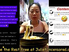 Une vidéo de réalité non censurée montre une belle asiatique en train de manger et de pisser