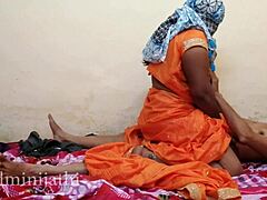 En tamilsk tante oplever en omgang sex på et vandrerhjem