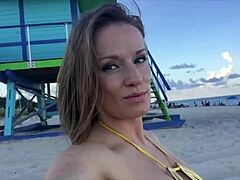 Jillian îmbrăcată în bikini își arată bunurile ample pe plajă
