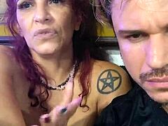 MILF Melissa in tetovirani fant v vročem seks posnetku
