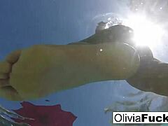 ¡Hora de jugar en la piscina con bikini de Olivia!