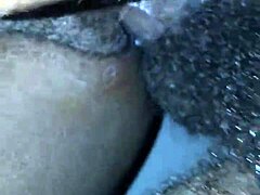 Une milf mature se fait remplir de sperme par une grosse bite noire