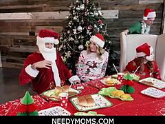 Nevlastní matka a nevlastní dcera si vyměňují velká prsa a nechají se tátou šukat k vánocům