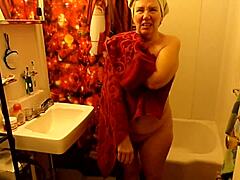 成熟的妈妈Penny在淋浴间里炫耀她的曲线