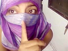 Zralá arabská žena v hidžábu dosahuje intenzivního orgasmu při masturbaci
