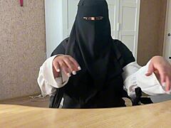 Arabisk mogen kvinna tillfredsställer sig själv på webbkamera